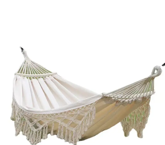 Boho Hängematte aus Baumwollseil gewebt mit gebogenen Holzstäbe