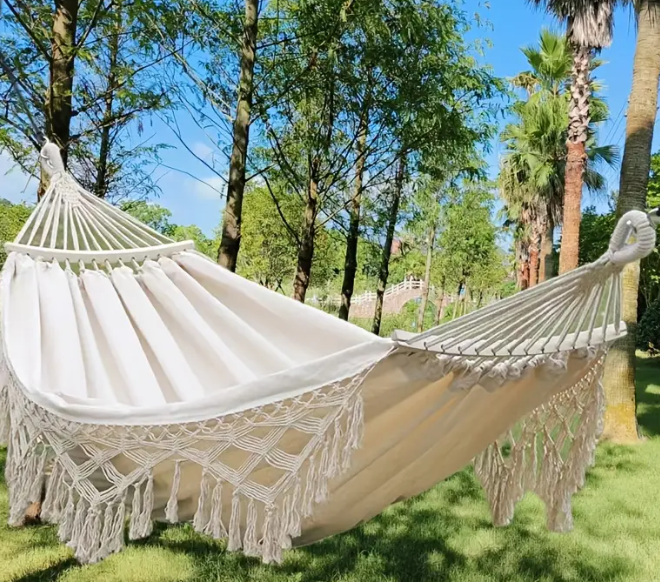 Boho Hängematte aus Baumwollseil gewebt mit gebogenen Holzstäbe