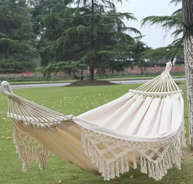 Boho Hängematte aus Baumwollseil gewebt mit gebogenen Holzstäbe