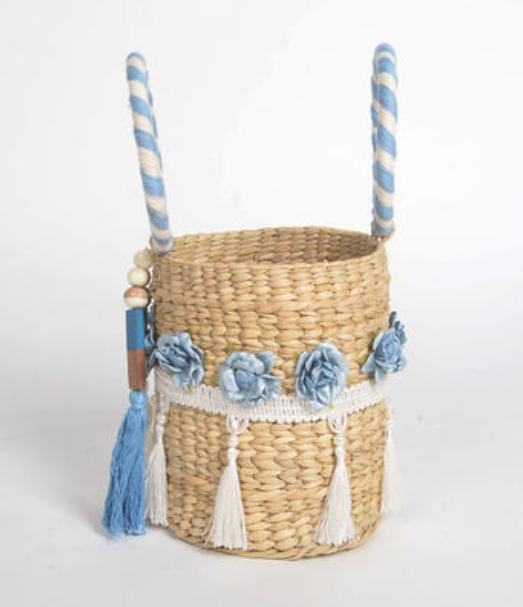 Puderblaue, verzierte Beuteltasche aus geflochtenem Korbgeflecht