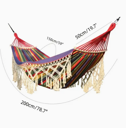 Boho Hängematte aus Baumwollseil gewebt mit gebogenen Holzstäbe